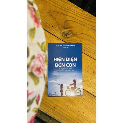 Hiện Diện Bên Con - Ý nghĩa tối hậu của việc làm cha mẹ (Susan Stiffelman)