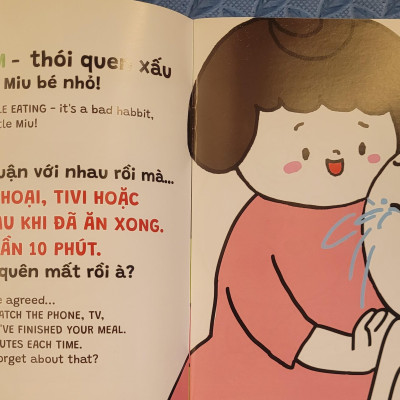 Sách Ehon Miu Bé Nhỏ Phần 4 Song Ngữ - Miu Bé Nhỏ Đừng Vừa Ăn Vừa Xem Điện Thoại Nhé