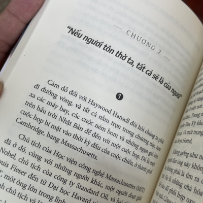 (Tác giả bán chạy do New York Times bầu chọn) THE BOMBER MAFIA: GIẤC MƠ, CÁM DỖ VÀ ĐÊM DÀI NHẤT TRONG THẾ CHIẾN II - Malcolm Gladwell - Nguyễn Bình Thành - Thới Ngọc Tuấn Quốc dịch - Saigonbooks – Nxb Thế Giới (Bìa mềm)