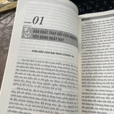 CHÂM NGÒI “CUỘC CHIẾN” BÁN LẺ - Mở khóa mấu chốt bán hàng thành công – Deborah Weinswig và Renee Hartmann – Phúc Chi dịch – Bizbooks – NXB Hồng Đức (Bìa mềm)