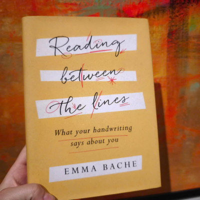 Sách - Reading Between the Lines: What your handwriting says about you by Emma Bache