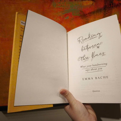 Sách - Reading Between the Lines: What your handwriting says about you by Emma Bache