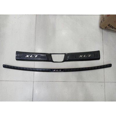 Nẹp chống trày cốp, ốp bậc cốp theo xe dành cho SUZUKI XL7 2020 mẫu titan, cacbon chất liệu không gỉ, bảo vệ cốp xe ô tô