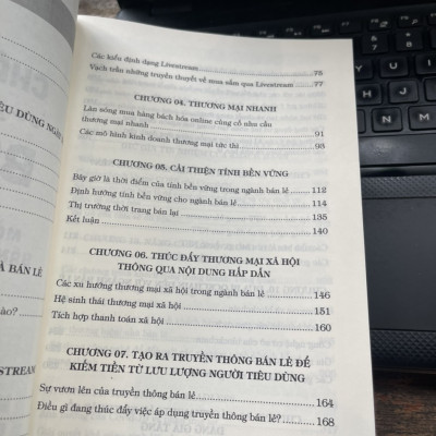 CHÂM NGÒI “CUỘC CHIẾN” BÁN LẺ - Mở khóa mấu chốt bán hàng thành công – Deborah Weinswig và Renee Hartmann – Phúc Chi dịch – Bizbooks – NXB Hồng Đức (Bìa mềm)