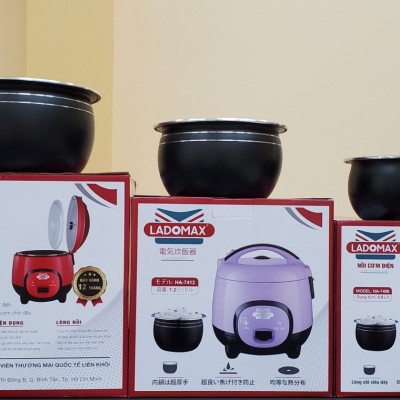 Nồi cơm điện 1.8L Ladomax HA-7418 lòng niêu nấu cơm chín đều, có xửng hấp, cho 4 - 6 người ăn - Hàng chính hãng