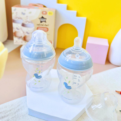 Bình Sữa PP Ty Siêu Mềm Tự Nhiên Tommee Tippee Natural Start 260ml, Núm Ty Của Bình 3-6 Tháng, Xanh Dương (Bình Đôi)