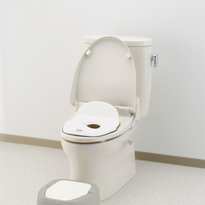 Bô vệ sinh kèm bệ lót thu nhỏ bồn cầu Richell Nhật Bản chất liệu kháng khuẩn có tay vịn cho bé | Baby