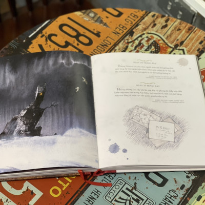 [Bìa cứng, minh họa in màu] HARRY POTTER - MỘT NĂM TRÀN NGẬP DIỆU KỲ - J.K.Rowling - Jim Kay minh họa – Nxb Trẻ