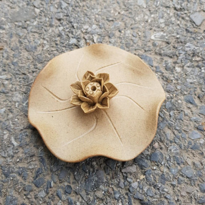 Đĩa đốt trầm đắp sen nổi DDT08