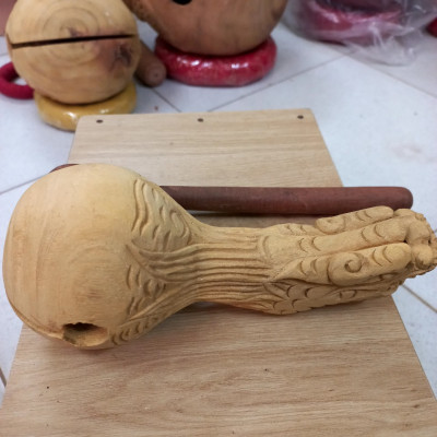 Mõ tụng kinh phật bằng gỗ mít lục lõi không dát ,tay cầm khắc đầu rồng để mộc kt 20×8×6cm