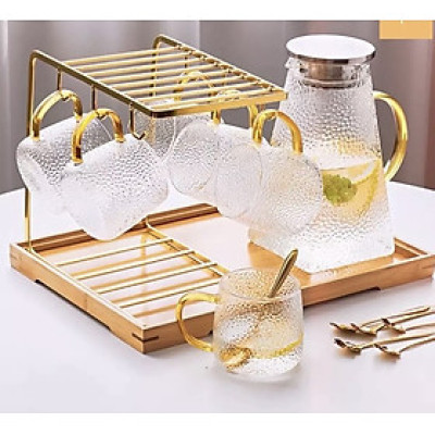 BỘ BÌNH ĐỤNG NƯỚC UỐNG THỦY RINH ĐÁY VUÔNG VÂN DẬP NỔI KÈM 6 CỐC BẦU, KHAY VÀ GIÁ TREO CỐC -VD107