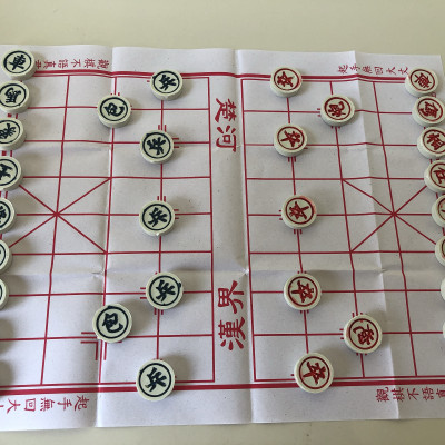 Bộ cờ tướng kèm bàn giấy tiện lợi, thích hợp mang đi linh hoạt trong sử dụng, quân cờ chắc chắn, bỏ hộp tiện lợi