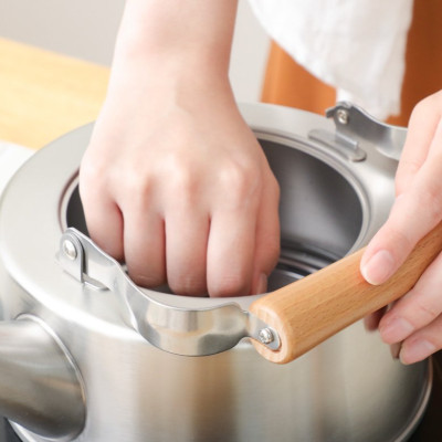 Ấm đun nước bếp từ cao cấp Freiz Takumiya 2.5L, thân bằng inox không gỉ, không bị ăn mòn, luôn sáng bóng và khó móp méo - nội địa Nhật Bản