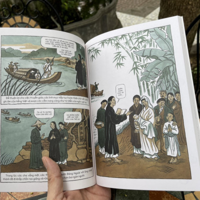 (In màu toàn bộ, chữ ký họa sỹ Tạ Huy Long) NGƯỜI VIỆT GỌI TÔI LÀ CHA ĐẮC LỘ - HÀNH TRÌNH SÁNG TẠO CHỮ QUỐC NGỮ- Phạm Thị Kiều Ly -Minh họa: Tạ Huy Long– Nxb Kim Đồng – bìa mềm