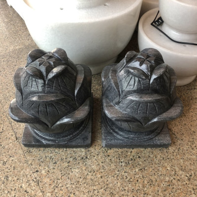 Cặp búp sen đá trang trí đá cẩm thạch vân đen đế vuông trang trí mộ, đền thờ - Cao 25 cm