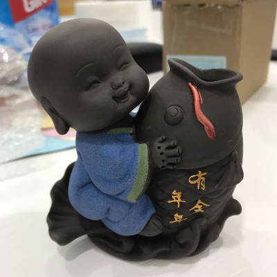 Tượng chú tiểu cưỡi cá chép - trồng cây, cắm hoa để bàn 