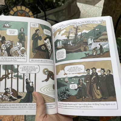 (In màu toàn bộ, chữ ký họa sỹ Tạ Huy Long) NGƯỜI VIỆT GỌI TÔI LÀ CHA ĐẮC LỘ - HÀNH TRÌNH SÁNG TẠO CHỮ QUỐC NGỮ- Phạm Thị Kiều Ly -Minh họa: Tạ Huy Long– Nxb Kim Đồng – bìa mềm