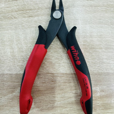 Kìm cắt chân linh kiện điện tử Wiha 26818 (kèm bìa treo 27391)