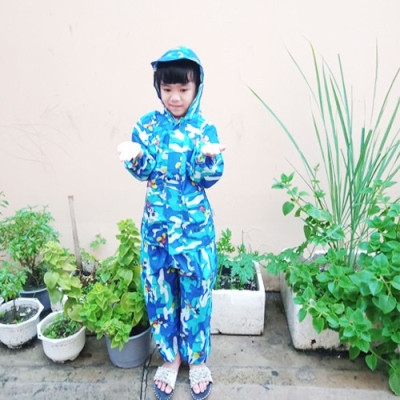 Bộ áo mưa cho  bé trai  và  bé gái từ  9 -  10 tuổi ,  kèm túi đựng xinh xắn , Áo mưa vải dù  chống thấm  , có túi đựng dễ thương , giao màu ngẫu nhiên