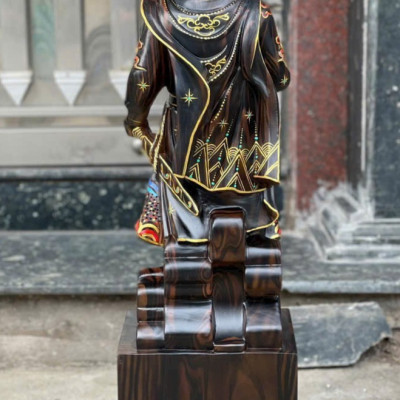 Tượng trần quốc tuấn trần hưng đạo vương bằng  gỗ  mun hoa tô mầu như ảnh  cao 60x20x14cm 