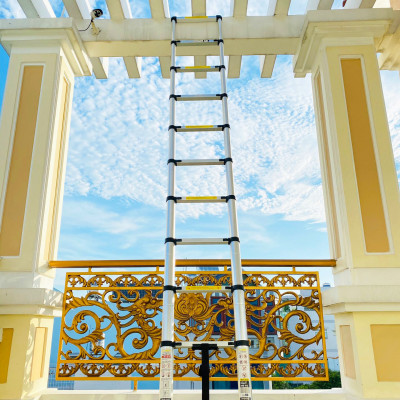 Thang nhôm rút gọn SUMIKA SK320 - Chiều cao tối đa 3.2m, chiều dài rút gọn 0.8m, hợp kim nhôm cao cấp, khóa chốt chắc chắn, đế cao su chống trượt, nhỏ gọn, di chuyển tiện lợi