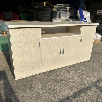 Kệ tivi nhựa Tundo màu gỗ sồi kết hợp làm tủ giày thông minh ngang 1m6 x cao 80 cm x sâu 45 cm.