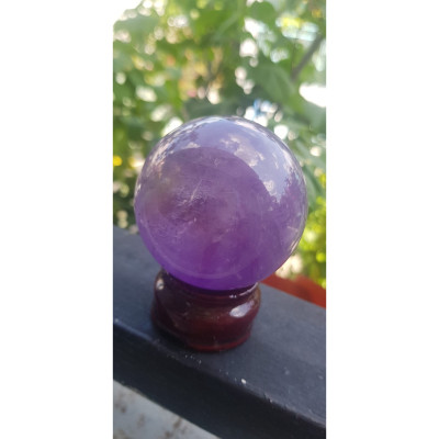 Trái Bi Phong Thủy Đá Thạch Anh Tím tự nhiên đậm tươi nhỏ vừa đế gỗ để bàn size cao 8cm x đk 6cm có tên khoa học amethyst hợp Anh Chị mệnh Hỏa và Thổ đặt trên bàn làm việc, nhà, công ty hướng Đông hoặc hướng Nam giúp cân bằng nội tâm, đem lại bình an ạ