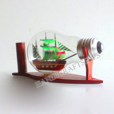 Thuyền buồm bằng gỗ trong bóng đèn (thuyền Galleon xanh lá)