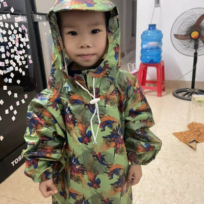 Áo mưa bít trẻ em  cho bé trai vá bé gái từ  1 -  10 tuổi ,  áo mưa trùm toàn thân ,  vải dù chống thấm , họa tiết hoạt hình xinh xắn kèm túi đựng dễ thương , giao màu ngẫu nhiên