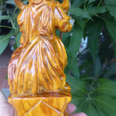 Tượng quan công trấn ải bằng gỗ huyết long  đẹp long lanh kt cao 20×9×6cm 