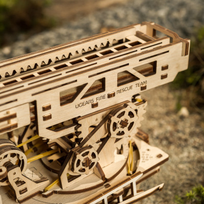 Mô Hình Gỗ Cơ Khí - UGEARS Fire Truck - Xe thang cứu hỏa, mô hình lắp ráp 3D, Chính Hãng Ugears, nhập khẩu nguyên bộ EU, Đồ chơi trí tuệ