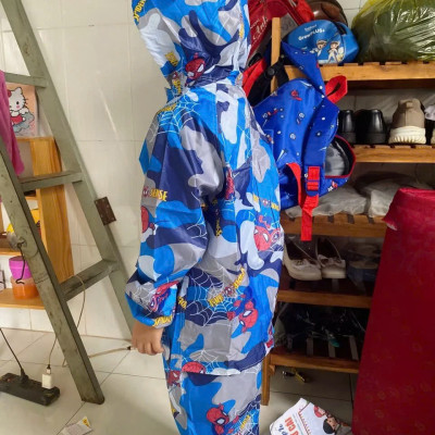 Bộ áo mưa cho  bé trai  và  bé gái từ  9 -  10 tuổi ,  kèm túi đựng xinh xắn , Áo mưa vải dù  chống thấm  , có túi đựng dễ thương , giao màu ngẫu nhiên