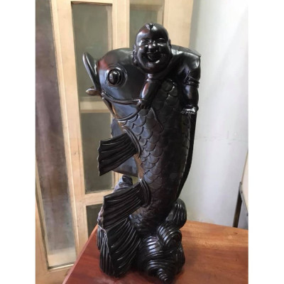 Tượng Gỗ Mỹ Nghệ Cá Chép Há Miệng To hút Tài Lộc cõng em bé cười quá dễ thương trên lưng Gỗ gõ màu đen huyền Size Size cao 50cm x ngang 20cm x sâu 15cm Anh Chị trưng trang trí trên bàn nhà, công ty đẹp ạ