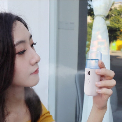 Sản phẩm dụng cụ trang điểm làm đẹp - Xịt khoáng nano mini cầm tay , xịt  phun sương mặt , cấp ẩm , mịn màng ,mát mẻ , không bị khô ,hợp với người ngồi văn phòng , thiết kế nhỏ gọn dễ mang theo mọi nơi