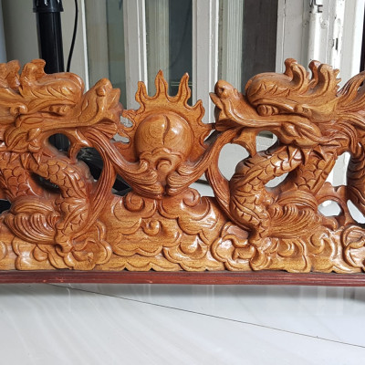 Tượng 2 Con Rồng Lượn Gỗ Gõ màu đỏ size Dài 64cm x Cao 17cm x Sâu 7cm 2 con rồng lượn phun lửa biểu tượng cho sức mạnh của người đứng đầu người lãnh đạo công ty, người chủ trong gia đình thật  trưng phòng khách , bàn làm việc to quà tặng ý nghĩa ạ