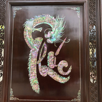 Tranh chữ phúc rồng hóa  khảm ốc đỏ kết hợp với vỏ bào ngư kt 60×50cm