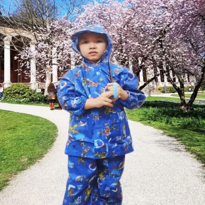 Bộ áo mưa cho  bé trai  và  bé gái từ  9 -  10 tuổi ,  kèm túi đựng xinh xắn , Áo mưa vải dù  chống thấm  , có túi đựng dễ thương , giao màu ngẫu nhiên