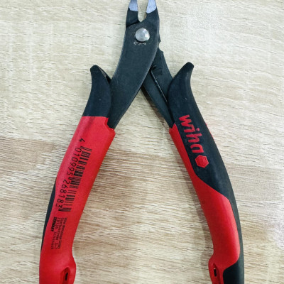 Kìm cắt chân linh kiện điện tử Wiha 26818 (kèm bìa treo 27391)