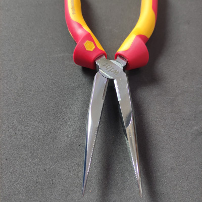 Kìm mũi nhọn cách điện 200mm Wiha 26727