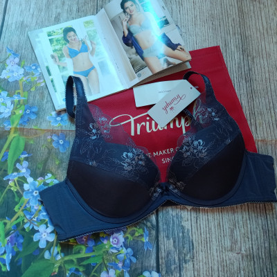 Áo lót nữ nâng ngực cúp V Triumph Style Festive WHU DV 7728 có gọng, đệm mút vừa phối viền ren