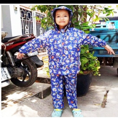 Bộ áo mưa cho  bé trai  và  bé gái từ  9 -  10 tuổi ,  kèm túi đựng xinh xắn , Áo mưa vải dù  chống thấm  , có túi đựng dễ thương , giao màu ngẫu nhiên