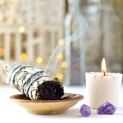 Sét 1 bó lá xô thơm trắng white sage hoa xanh 10cm và 1 thanh gỗ palo santo trắc xanh 5-6gr Combo06