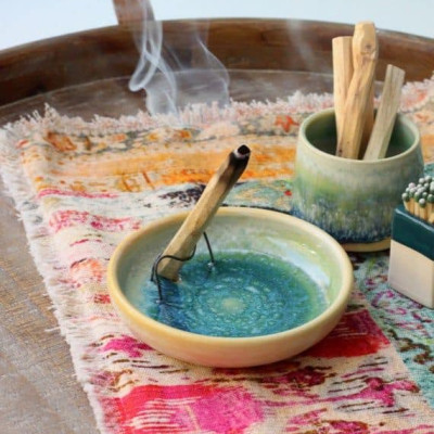 Sét 1 bó lá xô thơm trắng white sage hoa xanh 10cm và 1 thanh gỗ palo santo trắc xanh 5-6gr Combo06