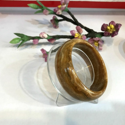 Vòng tay đá tự nhiên màu vàng vân bản to 2 cm cho bóng và có vân