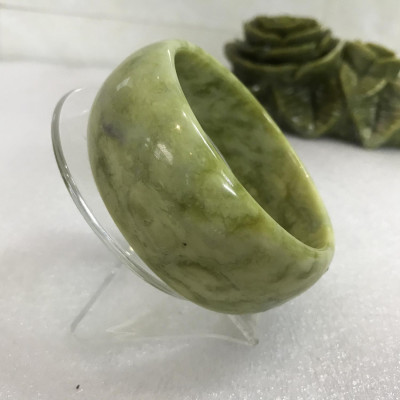 Vòng tay cẩm thạch tự nhiên màu xanh cốm bản dày 3cm size 6.7cm cho người mệnh Hỏa và Mộc. VONGNGOCCOM.6.7cm