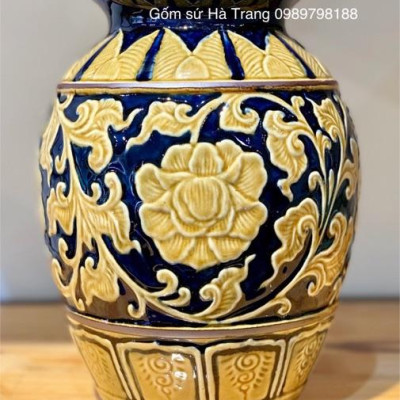 Lọ hoa dáng vò khắc hoạ tiết nổi gốm sứ Bát Tràng cao cấp