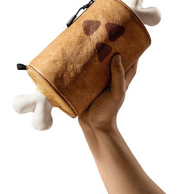 Túi Đeo Chéo TOMTOC MHRS-T14 Monster Hunter Steak Brown Gọn Nhẹ Linh Hoạt Thiết Kế Hình Trụ Cho Nhiều Không Gian Chứa Hàng Chính Hãng