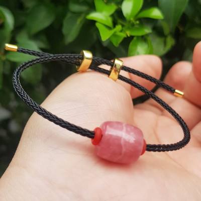 Vòng tay Charm Đá Đào Hoa hồng tươi tự nhiên bóng đẹp phối dây đen may mắn có khoen chỉnh theo tay lớn nhỏ được Nữ mệnh hỏa, mệnh thổ đeo xinh tay may mắn tài lộc tốt công việc ạ