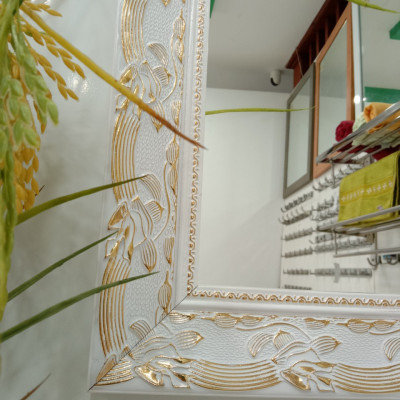 Gương soi Kibath khung màu trắng bảng 6 phân họa tiết vàng KT 60x80 cm, KB-129