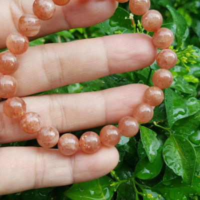 Vòng tay nữ đá mặt trời Sunstone Size 8li hay 8mm đẹp quyến rũ sang trọng đem lại sự tự tin Nổi bật bởi tông màu hồng cam nhẹ nhàng lấp lánh của đá mặt trời Sunstone tượng trưng cho thần mặt trời đẹp Đá Sunstone phù hợp với người mệnh Thổ và mệnh Hỏa ạ